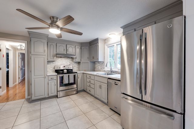 67 Kittredge Dr, Westfield, MA 01085