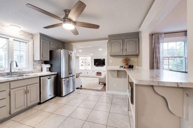 67 Kittredge Dr, Westfield, MA 01085