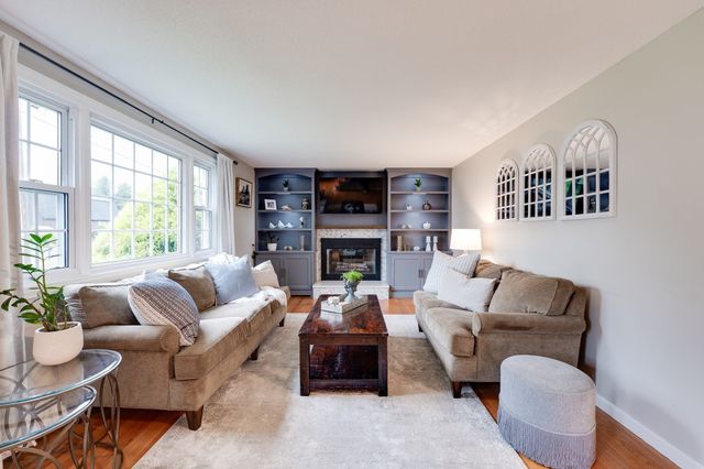 67 Kittredge Dr, Westfield, MA 01085