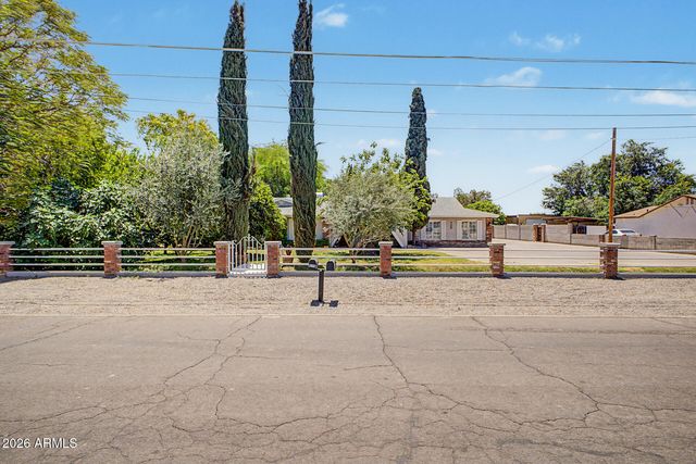 4015 W TOPEKA Drive, Glendale, AZ 85308