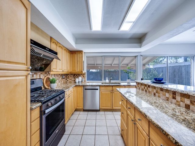 1822 Woodbury, Carrollton, TX 75007