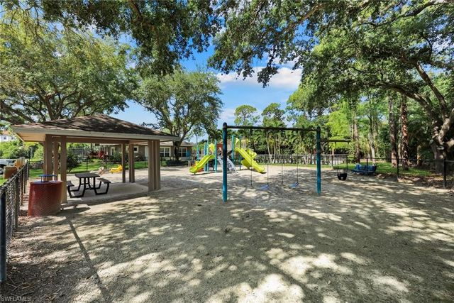 1243 Briarwood CT, Naples, FL 34104