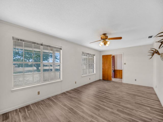 5108 Woodard Avenue, Cleburne, TX 76033