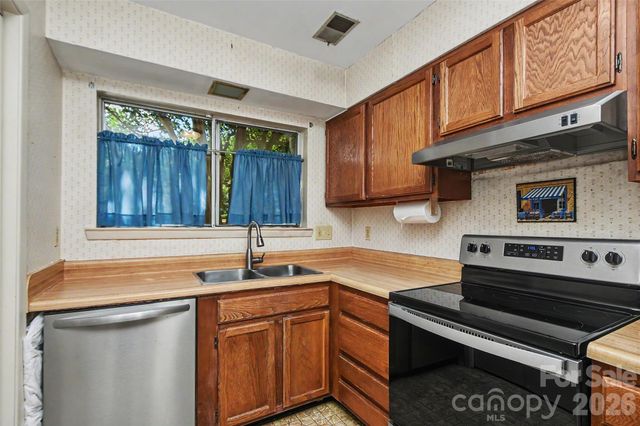 807 Sardis Cove Drive, Charlotte, NC 28270