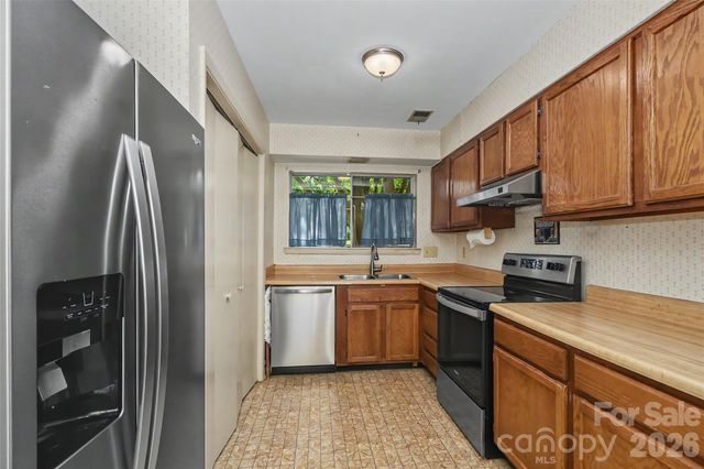 807 Sardis Cove Drive, Charlotte, NC 28270