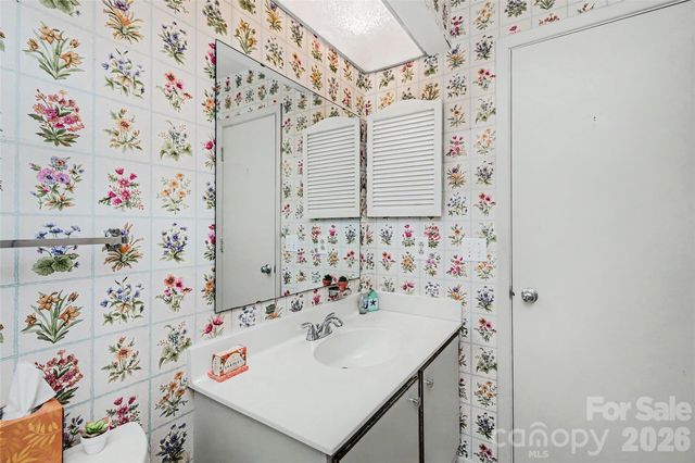 807 Sardis Cove Drive, Charlotte, NC 28270