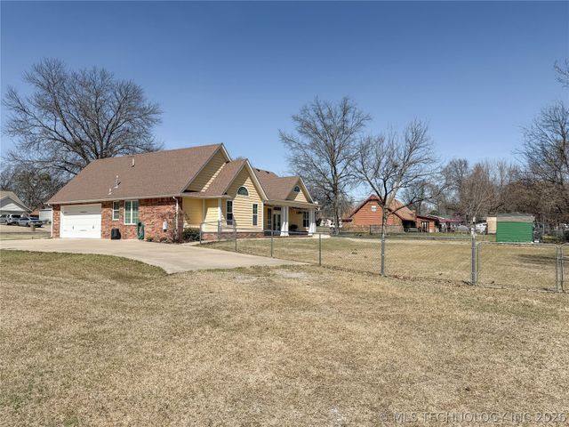 1007 S Powell Avenue, Wagoner, OK 74467