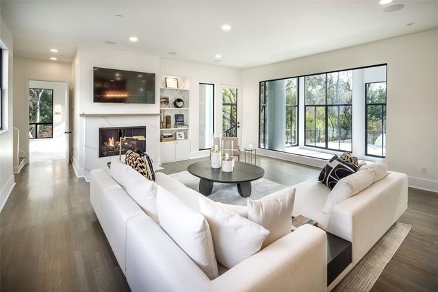 10663 Memorial Drive, Houston, TX 77024