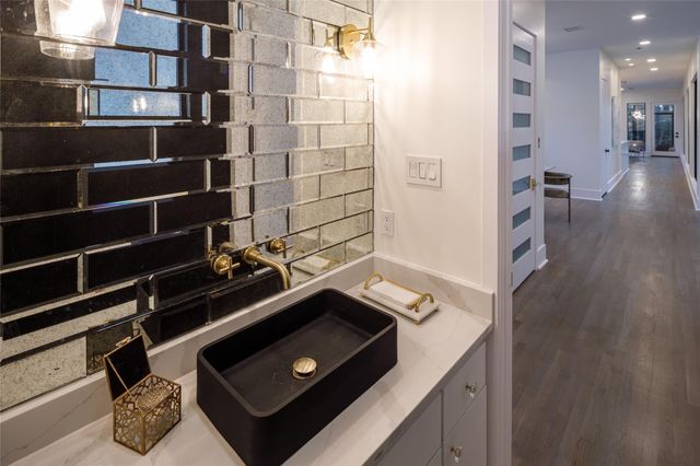 10663 Memorial Drive, Houston, TX 77024