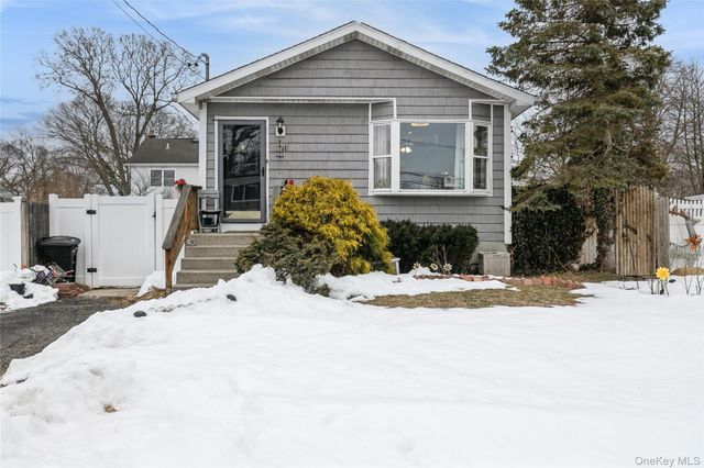 11 Olive Street, Lake Grove, NY 11755