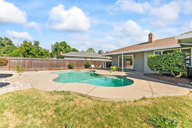 1339 Palomar Cir, Sacramento, CA 95831
