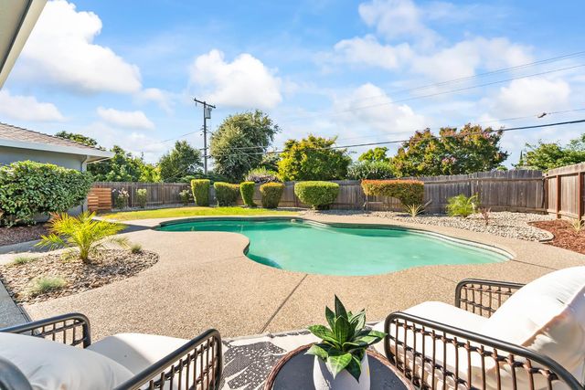 1339 Palomar Cir, Sacramento, CA 95831