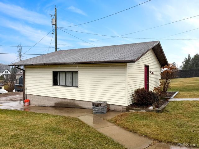 503 Oak Street, Norway, MI 49870