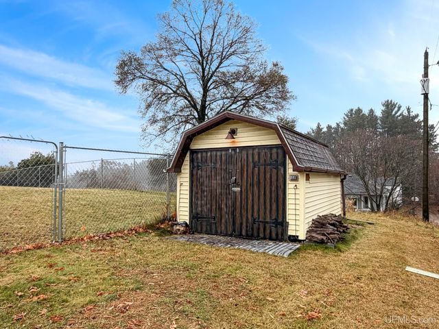 503 Oak Street, Norway, MI 49870