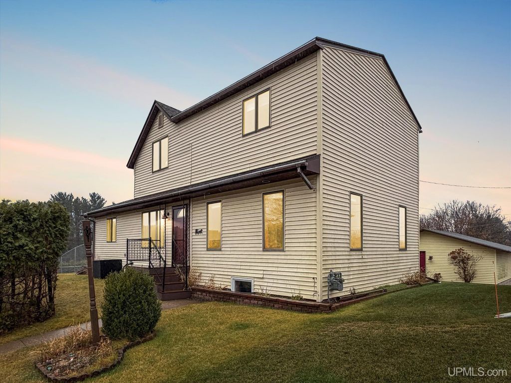 503 Oak Street, Norway, MI 49870