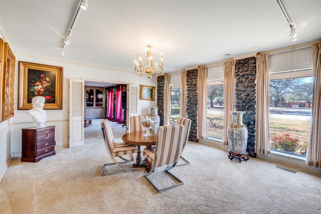 1202 S Lindsay Street, Gainesville, TX 76240