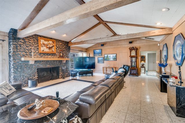 1202 S Lindsay Street, Gainesville, TX 76240