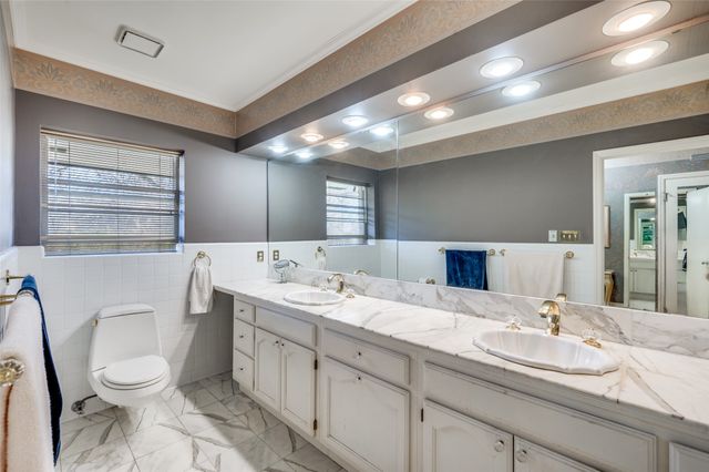 1202 S Lindsay Street, Gainesville, TX 76240