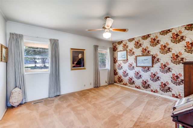 1202 S Lindsay Street, Gainesville, TX 76240