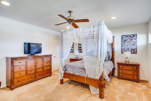 1202 S Lindsay Street, Gainesville, TX 76240