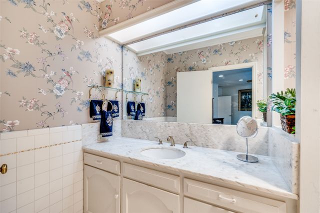 1202 S Lindsay Street, Gainesville, TX 76240