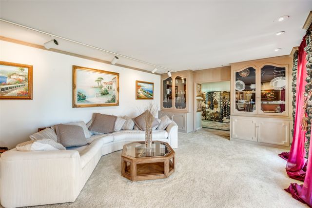 1202 S Lindsay Street, Gainesville, TX 76240