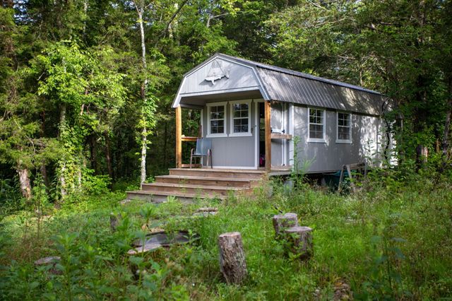 193 Dixon Ln, Pleasant Shade, TN 37145