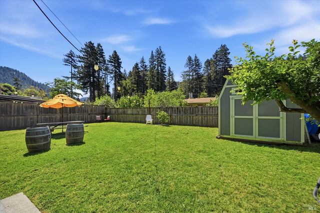 20550 Foothill Dr, Monte Rio, CA 95462