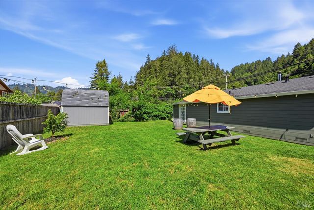 20550 Foothill Dr, Monte Rio, CA 95462