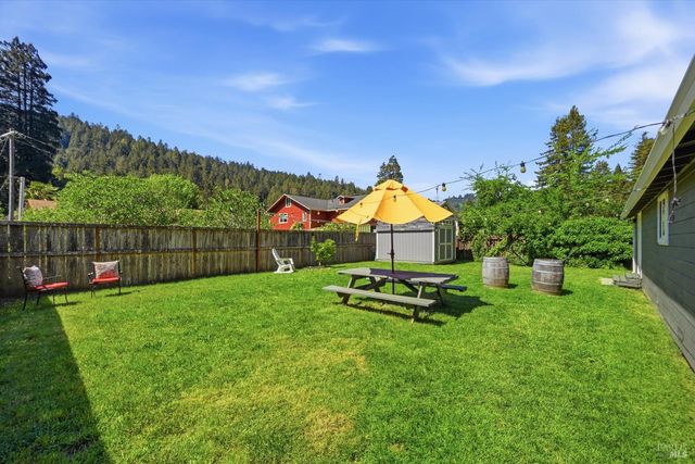 20550 Foothill Dr, Monte Rio, CA 95462