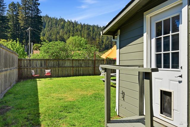 20550 Foothill Dr, Monte Rio, CA 95462