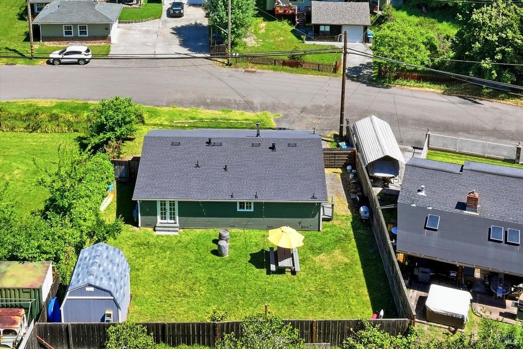 20550 Foothill Dr, Monte Rio, CA 95462