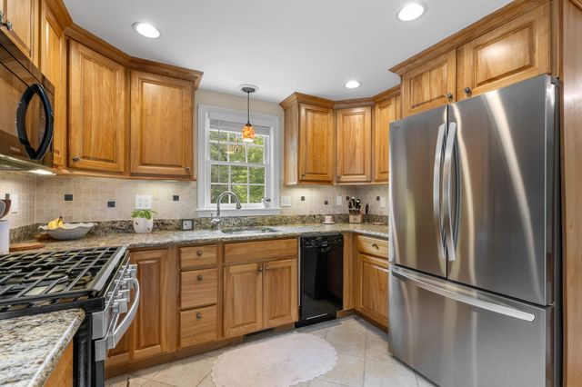 195 Knotty Pine Lane, Centerville, MA 02632