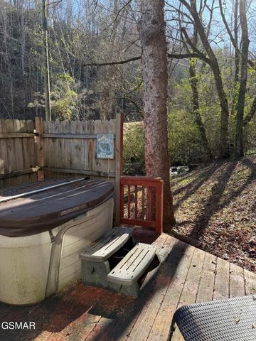 4351 Manis Hollow Road, Gatlinburg, TN 37738