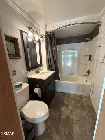 4351 Manis Hollow Road, Gatlinburg, TN 37738