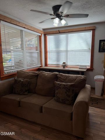 4351 Manis Hollow Road, Gatlinburg, TN 37738