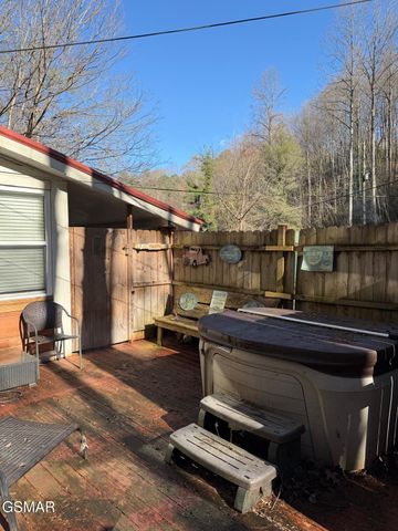 4351 Manis Hollow Road, Gatlinburg, TN 37738