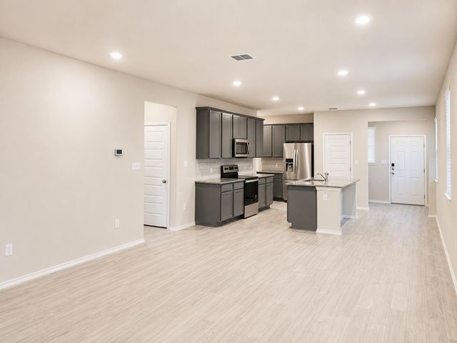 2156 Griffith DR, Seguin, TX 78155