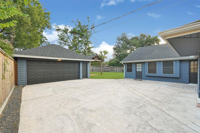 226 Driftwood Drive, Seabrook, TX 77586