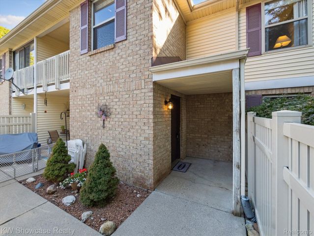 61011 Greenwood Drive, South Lyon, MI 48178