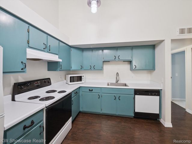61011 Greenwood Drive, South Lyon, MI 48178