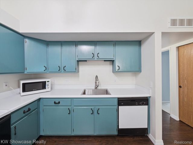 61011 Greenwood Drive, South Lyon, MI 48178