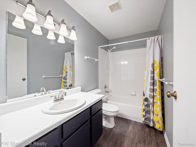 61011 Greenwood Drive, South Lyon, MI 48178