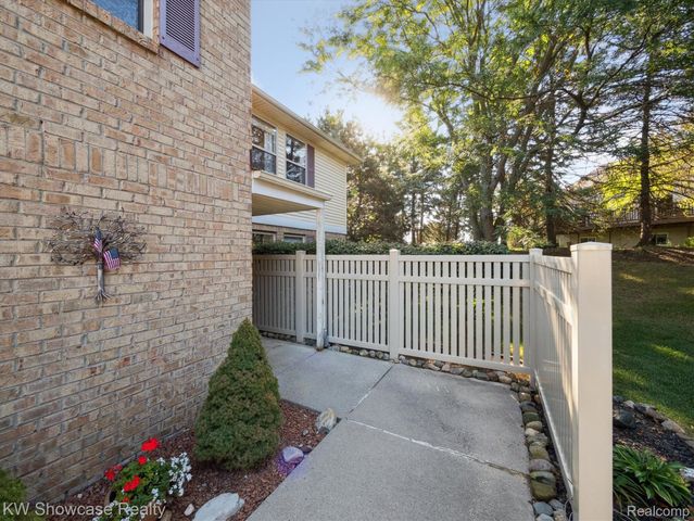 61011 Greenwood Drive, South Lyon, MI 48178