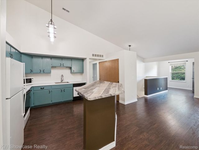 61011 Greenwood Drive, South Lyon, MI 48178