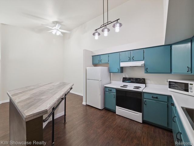 61011 Greenwood Drive, South Lyon, MI 48178