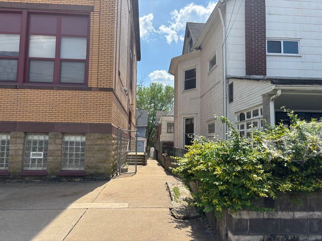 427 Agatha STREET, Pitcairn, PA 15140