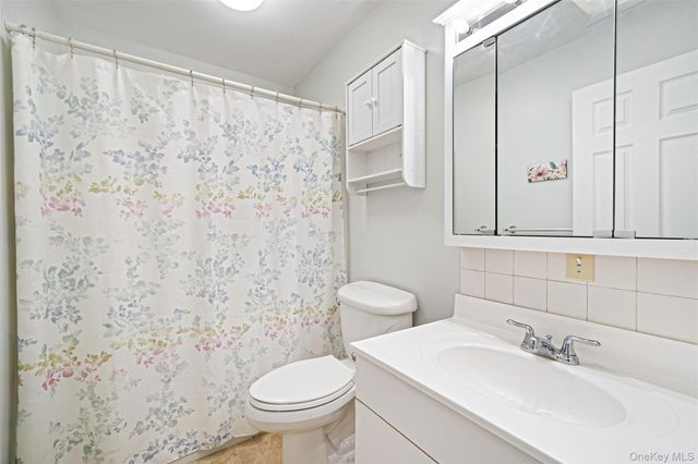 231 Blackpool Court, Ridge, NY 11961