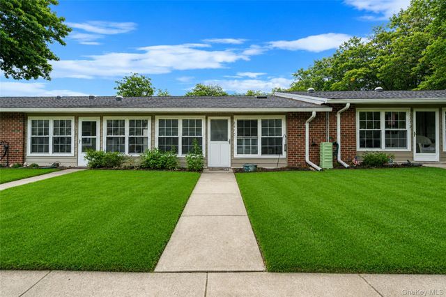 231 Blackpool Court, Ridge, NY 11961