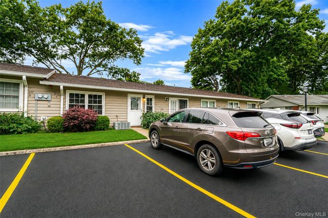 231 Blackpool Court, Ridge, NY 11961